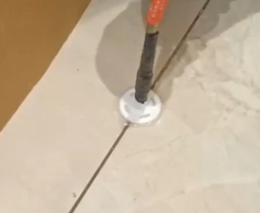 大竹瓷砖空鼓维修公司专业解答瓷砖在铺贴过程中，如果没有涂抹均匀到位的粘结材料（如水泥砂浆或瓷砖胶），可能会导致以下问题