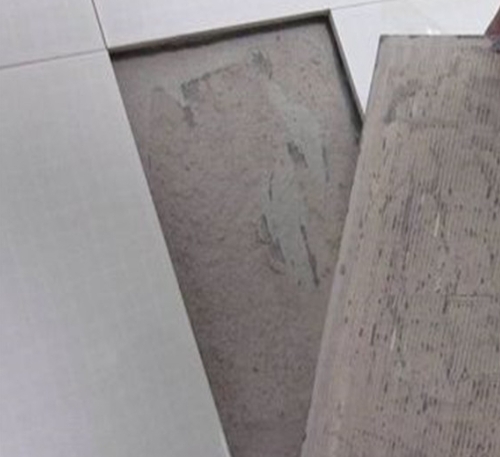大竹瓷砖空鼓维修公司分享瓷砖铺贴时如果打浆（即涂抹在瓷砖背面和基层上的砂浆或瓷砖胶）过少，会带来以下问题